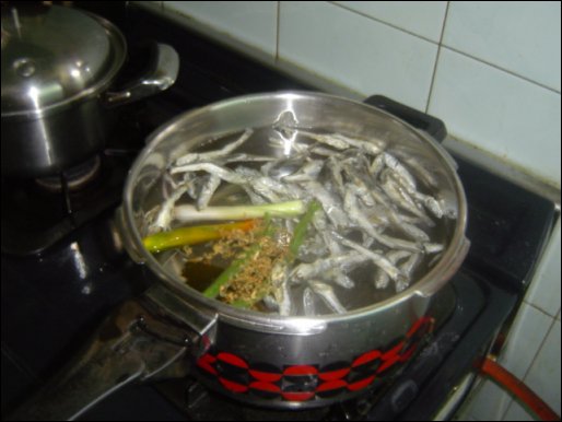 맛있는 국물을 내기 위해서는 멸치, 양파, 대파, 땡초, 다시마, 무, 새우 등을 넣고 40분 가량 푸욱 끓이는 것이 좋다 